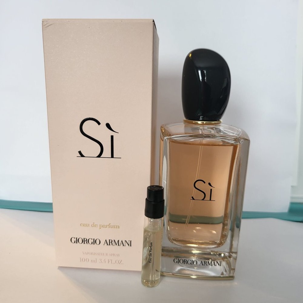 Si by Giorgio Armani  Atomizer Decant. It's a sample size in 10ml